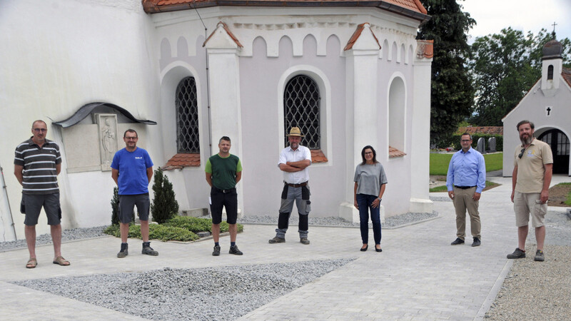 Friedhofsbeauftragter Franz Nürnberger (v.l.), Günther Prebeck, Kirchenpfleger Christian Pinkl, Archäologe Dr. Christian Piller, Architektin Christina Pfleger, Verwaltungsleiter des Pfarrverband Landau Tobias Denz sowie Kreisarchäologe Dr. Florian Eibl zeigten sich zufrieden mit dem Verlauf der Renovierung und der Grabungen.