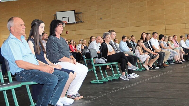 Die Schüler hatten sich mit ihren Familienangehörigen in der Turnhalle versammelt. Wegen der Pandemie fand die Abschlussfeier in diesem Jahr klassenweise und mit Abstand statt.