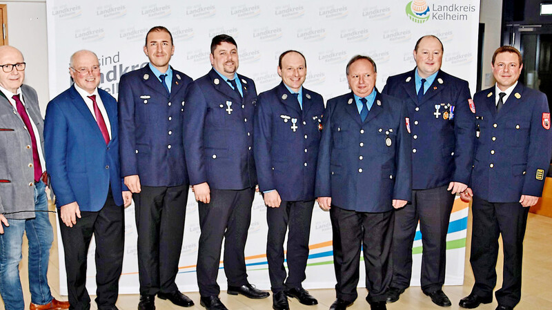 Landrat Martin Neumeyer (links), Bürgermeister Josef Reiser (2. v. l.), Kreisbrandrat Nikolaus Höfler (rechts) und die Vertreter der Wehr gratulierten den drei Geehrten aus den Reihen der FFW Sandelzhausen.