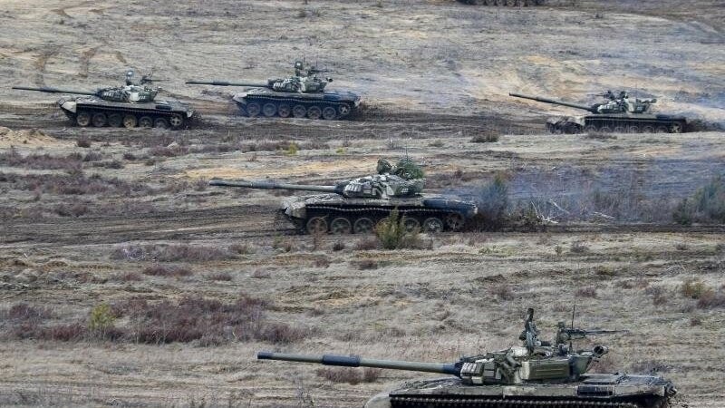 Russische Panzer fahren während einer Militärübungen auf einem Feld in Belarus.