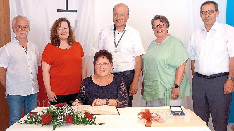 Der Markt Schierling verlieh Rita Heiß aus Eggmühl die Goldene Bürgermedaille, womit auch die Eintragung in das Goldene Buch verbunden ist. Es schauten Rita Heiß bei der Eintragung über die Schulter: (von links) SPD-Marktgemeinderat Josef Röhrl, dritte Bürgermeisterin Claudia Buchner, Bürgermeister Christian Kiendl, zweite Bürgermeisterin Maria Feigl und der stellvertretende CSU-Fraktionssprecher Alfons Keck.