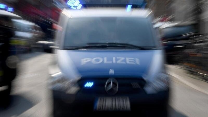 Eine Geisterfahrerin sorgte am Montag für Aufregung auf der A92 im Kreis Deggendorf. Die Polizei konnte die Autofahrerin schließlich stoppen (Symbolbild).