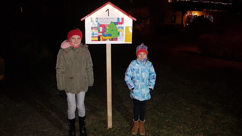 Franziska und Antonia Hierstetter ihrem Bild, das am Montagabend auf dem ersten Schild angebracht wurde.