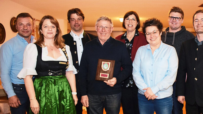 Schützenmeister Jörg Rauhmeier (3.v.l.) mit der erfolgreichen Jugendmannschaft, Sportwart Robert Gschlößl (3. v.r.) Franz Lackermeier mit der Auszeichnung des Schützenbezirks (4.v.l.), sowie dritter Bürgermeisterin Annette Kiermaier (Mitte hinten), Markträten und der Vertreterin des Schützengaus Heinke Gschlößl (2.v.l.).