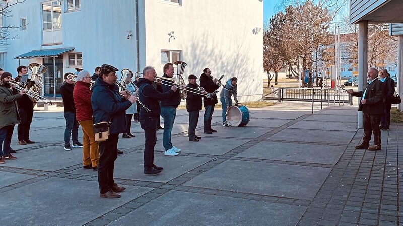 Das letzte Mal als Musikschulleiter in seinem Element: Georg Schwimmbeck dirigiert Musiker von vier Blaskapellen aus Dingolfing.