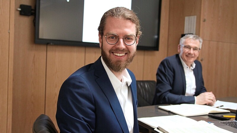 Landrat Bumeder (rechts) und Alexander Moser freuen sich auf die gemeinsame Zusammenarbeit.