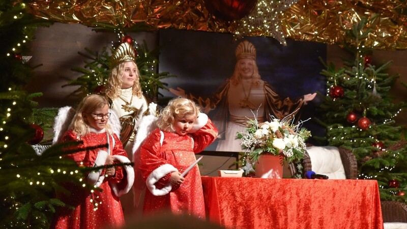 Am Mittwochabend ist der Christkindlmarkt auf dem Straubinger Stadtplatz offiziell eröffnet worden.