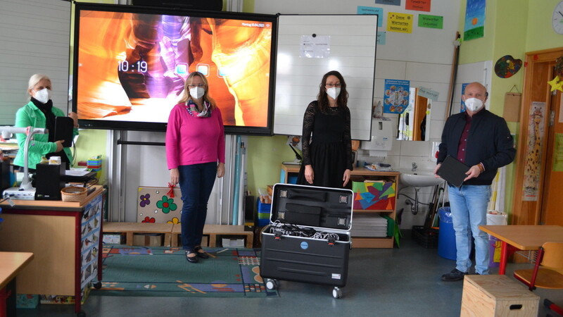 Vor einem neu installierten "interaktiven Multitouchboard": Rektorin Stefanie Horinek, Lucia Wuddi, Klassenlehrerin der Klasse 4 a, Kämmerin Verena Reithmaier und Bürgermeister Franz Aster.