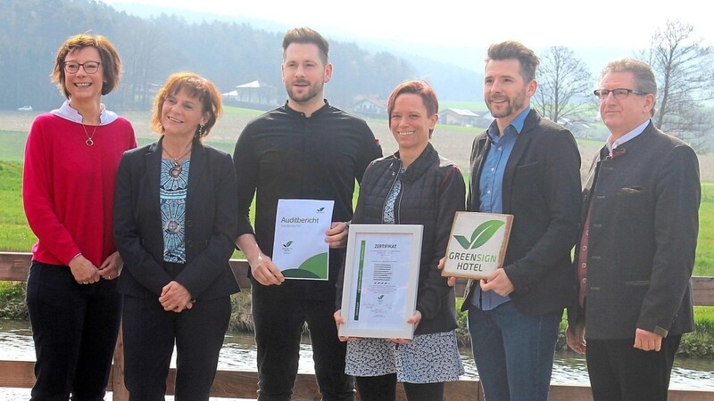 Veronika Perschl, Petra Meindl und das Team vom Brunner-Hof (Andreas Brunner mit seinen Söhnen Andreas und Florian sowie die Nachhaltigkeitsbeauftragte Sabine Wegner) mit den Zertifikaten.