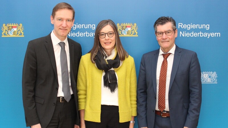 Regierungspräsident Rainer Haselbeck (li.) und Bereichsleiter Franz Schneider (re.) begrüßen Schulrätin Ulrike Ebner.