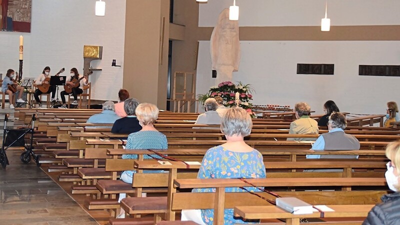 Alle Abstände und die weiteren Vorgaben wurden bei der Maiandacht des Frauenbundes St. Michael eingehalten.