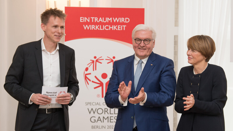 Frank Busemann (l.), ehemaliger Zehnkämpfer, mit Bundespräsident Frank Walter Steinmeier und seiner Frau Elke Büdenbender bei der Vertragsunterzeichnung der Special Olympics World Games 2023 im Schloss Bellevue. Straubing nimmt als eine von 200 Gastgeberstädten für eine Delegation im Vorfeld der Spiele daran besonders Anteil.  Foto: Jörg Carstensen