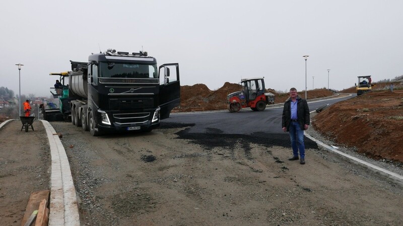 Noch vor dem Winter wird die Straße im neuen Baugebiet asphaltiert. Bürgermeister Heinz Niedermayer ist vor Ort.