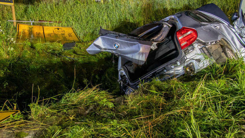 Bei einem schweren Unfall auf der B85 im Landkreis Regen wurden in der Nacht auf Samstag insgesamt sieben Menschen verletzt.