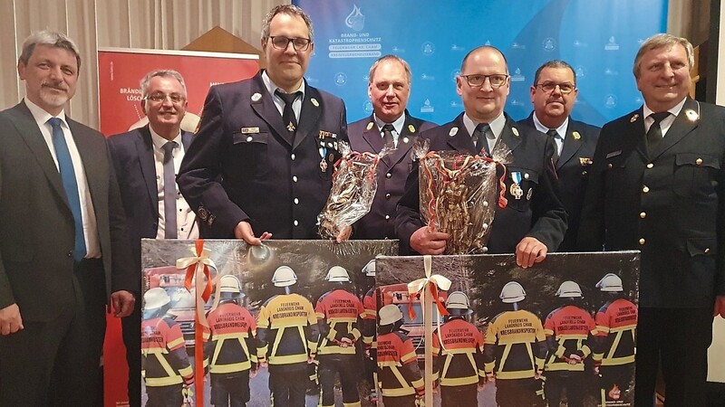 Christian Bauer (Dritter von rechts) und KBM Michael Sturm (Dritter von links) wurden in der Versammlung offiziell verabschiedet.