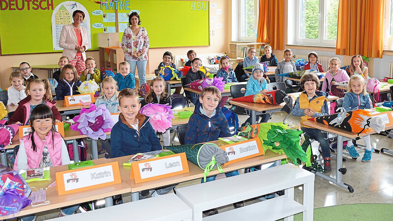 Die Erstklässler mit ihrer Lehrerin Isabella Bleichner (hinten rechts) sowie Schulleiterin Claudia Artinger.