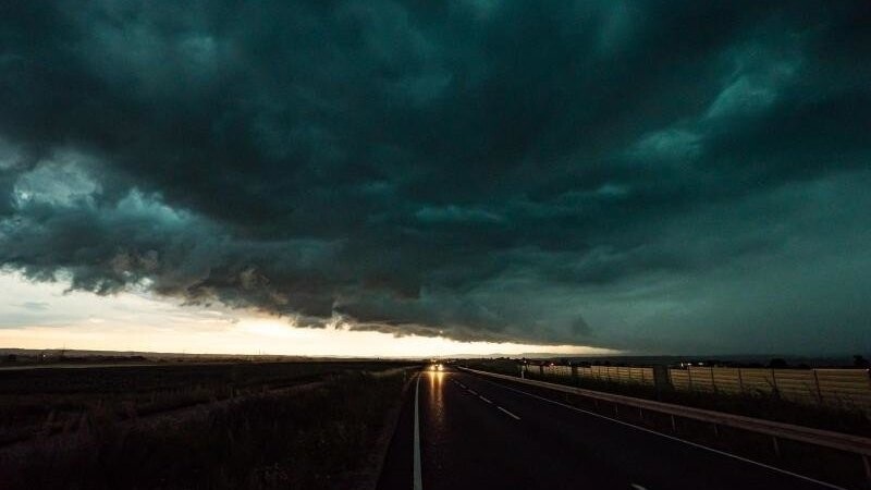 Ein massives Unwetter mit einer sogenannten Shelf Cloud zieht über die A8 bei Esslingen und Stuttgart. Am Dienstag könnte es auch in Ostbayern zu starken Gewittern kommen.