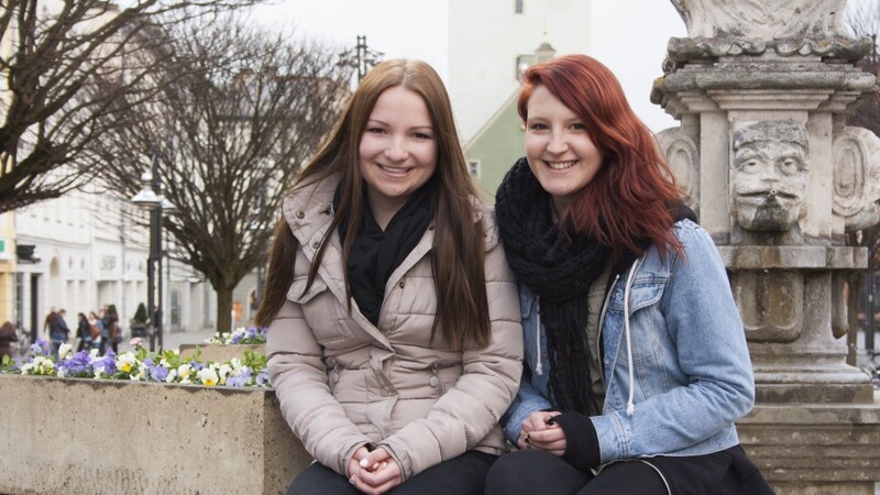 Chiara Thriene und Laura Antoni erklären als Betreuer bei den Straubinger Spieletagen die Regeln und helfen bei der Organisation der Aktion. Die Veranstalter suchen für dieses Jahr noch mehr Betreuer. (Foto: Pfeffer)