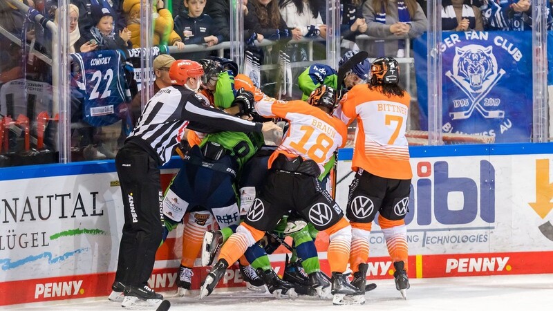 Heiß her ging es am Freitag im Duell zwischen den Straubing Tigers (grüne Trikots) und den Grizzlys Wolfsburg (orange Trikots).