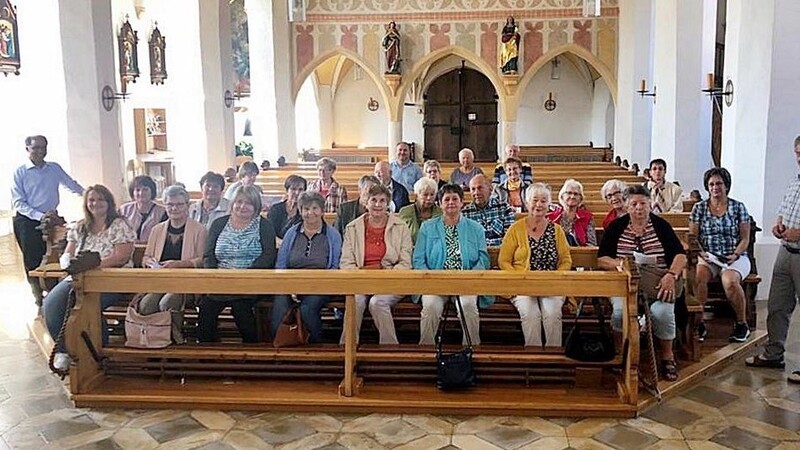 Nach dem freudigen Wiedersehen mit dem vormaligen Pfarrvikar Dr. Peter Chettaniyil (l.) gingen die Teilnehmer am vom Frauenbund Grafenwiesen organisierten Busausflug zusammen mit dem Geistlichen auf "Sightseeing-Tour" durch seine jetzige Wirkungsstätte - hier die Benefiziumskirche St. Leonhard in Ganacker.