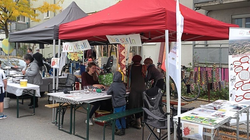 Stände verschiedener Initiativen säumten das Straßenfest.