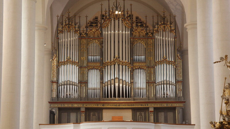 Vom Kirchenschiff aus gesehen scheint die Hauptorgel auf der Empore schon fertig zu sein. Es fehlen aber noch die Pfeifen von mehreren Registern - und natürlich die abschließende Intonation und Stimmung.