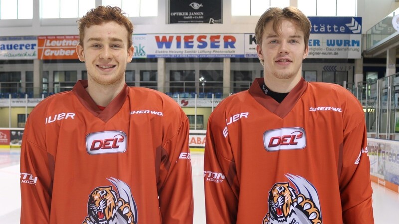 Marco Baßler (links) und Luis Schinko trainieren derzeit mit den Straubing Tigers.