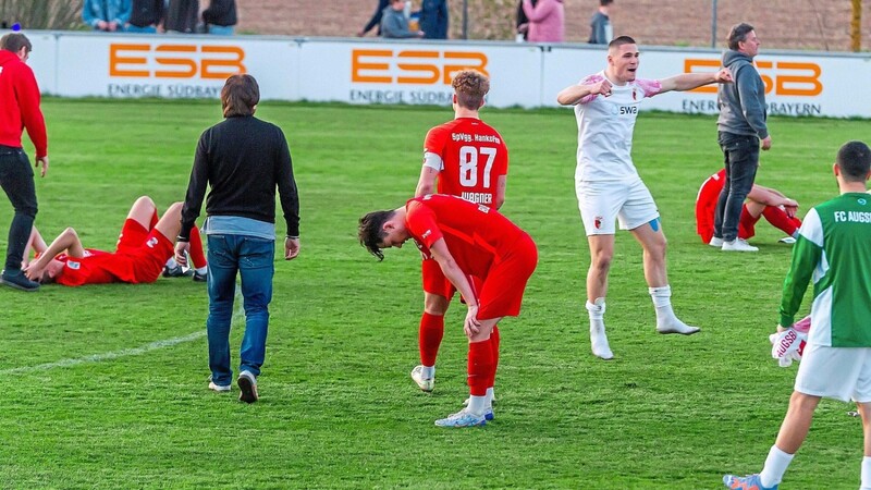 Ohne Worte kann man das Bild der Hankofener Spieler nach dem Schlusspfiff der Partie am Freitagabend gegen Augsburg II eigentlich stehen lassen: Nach der 1:2-Heimniederlage dürfte auch dem Letzten im Team klar sein, dass das Abenteuer Regionalliga demnächst zu Ende gehen könnte.