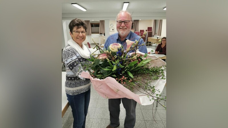 Johann Festner, neu gewählter Sprecher von DWK, dankte Isabella Binder vom AKK Pfatter für ihre Arbeit.