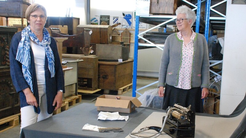 Das Orbaphon (rechts vorne) hat eine neue Heimat: Es gehört jetzt zu den Objekten des Kreismuseums Bogenberg. An Museumsleiterin Barbara Michal (rechts) übergeben hat es Bettina Schrödinger (links).