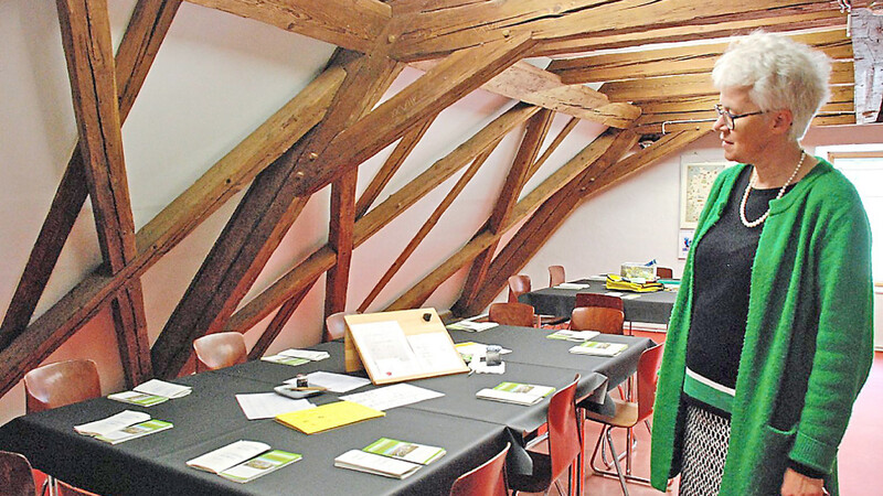 Museumsleiterin Barbara Michal im Raum unterm Dach. Hier werden Schreibwerkstatt und weitere Projekte abgehalten.