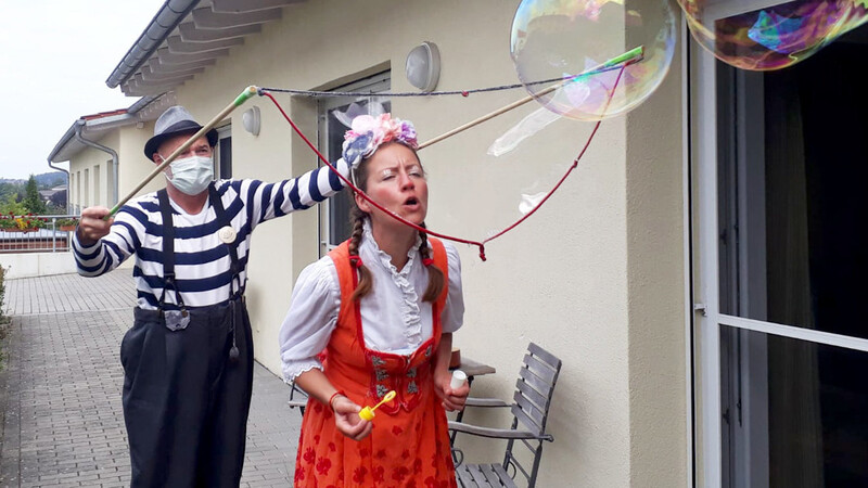 Für Erheiterung sorgten die Klinik-Clowns vor den Zimmerfenstern der Bewohner.