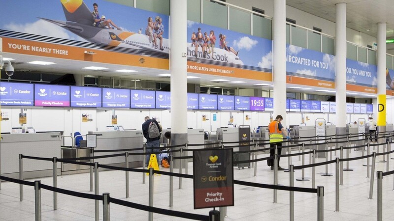 Ein Check-In-Schalter der insolventen Reisegesellschaft Thomas Cook am Londoner Flughafen Gatwick.