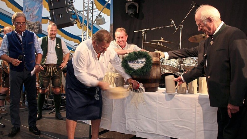 Chams 2. Bürgermeister Walter Dendorfer beim symbolischen Anstich im Chamer Festzelt.