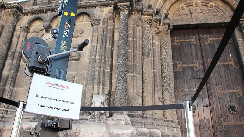 "Bauphysikalische Messung" ist auf einem Schild zu lesen, das zwischen allerlei Apparaturen im Vorbau des Schottenportals steht. 30 Sensoren sollen hier in den kommenden zwei Jahren Daten sammeln. Das Wissen hieraus soll zu einer dauerhaften Lösung zum Erhalt des Portals beitragen.