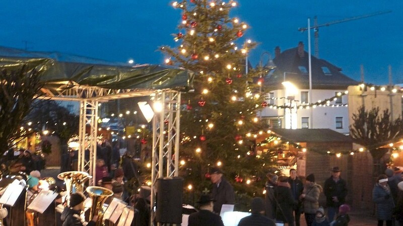 Der Christbaum in der Mitte war heuer mit großen roten Kugeln geschmückt.