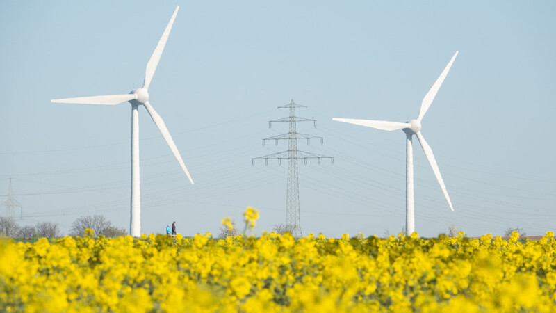 Die umstrittene 10H-Abstandsregel, die einen zehnfachen Abstand entsprechend der Höhe des Windrads zur nächsten Besiedelung vorschreibt, soll dazu gelockert werden.