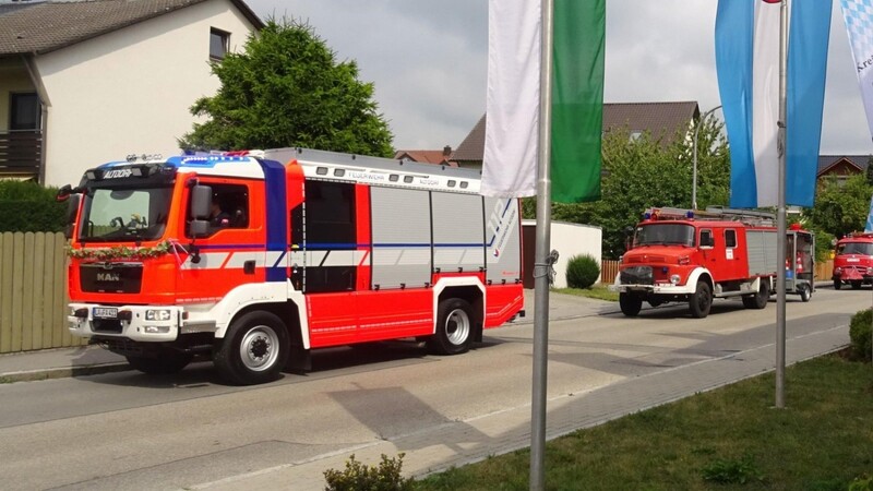 Dem neuen Löschfahrzeug LF20KatS folgte ein letztes Mal der "Veteran" LF16TS.