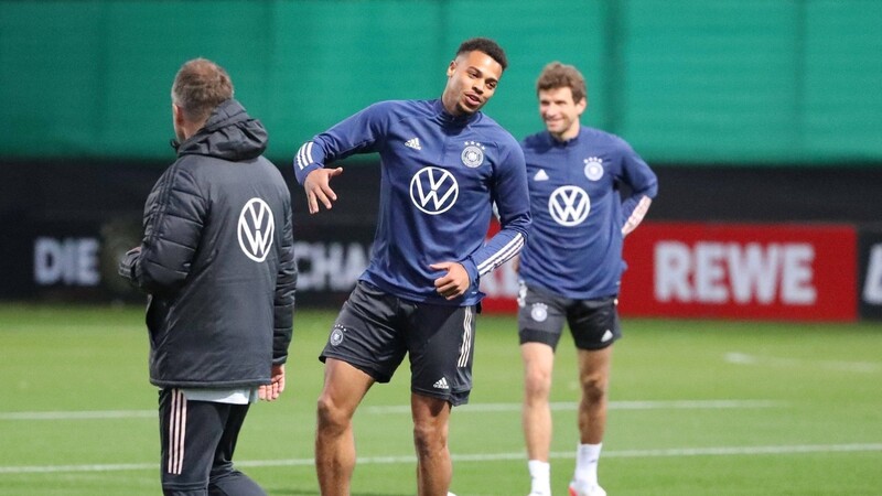 Nationalmannschafts-Neuling Lukas Nmecha (m.) könnte gegen Liechtenstein zu seinem Startelf-Debüt kommen