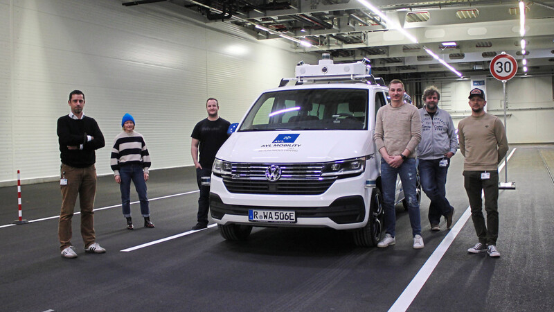 Die Indoorstraße ist asphaltiert, Beregnungssystem und virtuelle Sonne folgen, um die Sensortechnik für autonomes Fahren bei möglichst realistischen Wetterbedingungen kalibrieren zu können. Der Bus soll noch heuer auf einer Teststrecke zwischen Bahnhof und Seepromenade in Neubäu am See verkehren.