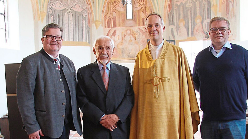 Bürgermeister Neubauer, Kirchenpfleger Hermann Limbrunner, Pfarrer Dirk Rolland und Architekt Tobias Fritz freuen sich über die gelungene Renovierung.