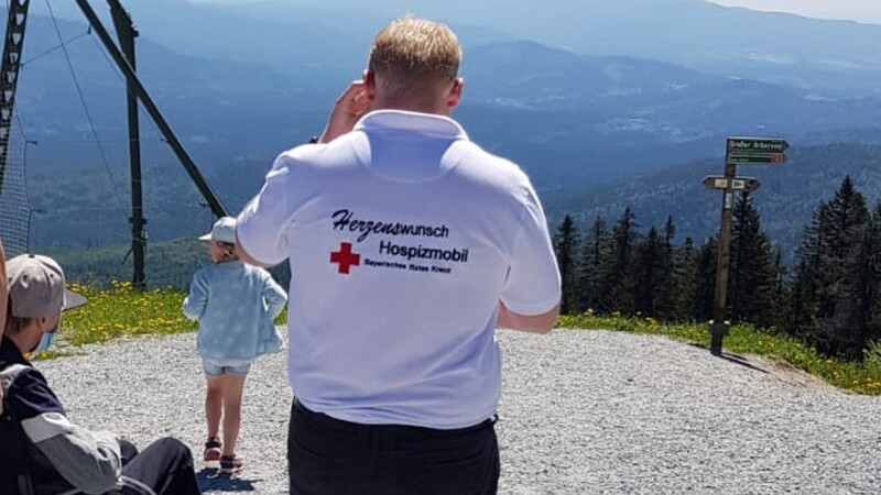 Herr S. und die ehrenamtlichen Helfer genossen den Ausblick vom Arber.