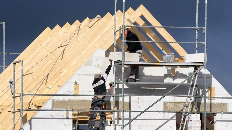 Die Zahl der neu gebauten Wohnungen in Bayern ist erneut gestiegen. Auch in den ostbayerischen Regionen sieht es gut aus. (Symbolbild)