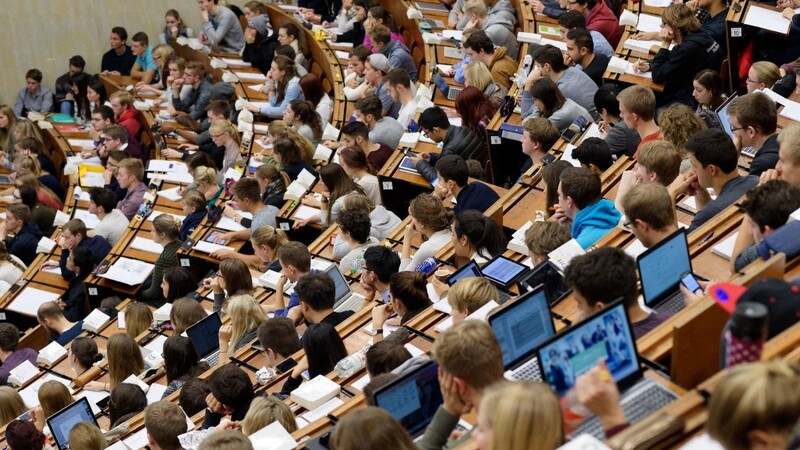 Bald endet für viele Abiturientinnen und Abiturienten die Schule. Oft sind die Eltern verunsichert, wie es mit der Zahlung des Kindergeldes weitergeht.