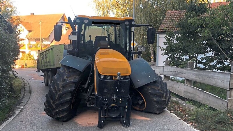 Ein Auto ist am Montagvormittag in der Grafendorfer Linkskurve gegen einen Traktor geprallt. Am Bulldog brach die Achse.