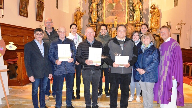 Pfarrer Adi Ortmeier, die Kirchenverwaltung und der Pfarrgemeinderat verabschiedeten die drei ausgeschiedenen Kirchenverwaltungsmitglieder: Johann Schott (v.l.), Georg Hurm, Gerhard Pinkl, Silvia Laurer, Josef Steinhuber, Stefan Goldbrunner, Anton Ambros, Isabella Loibl, Christina Zwinger, Karin Schott und Pfarrer Adi Ortmeier.