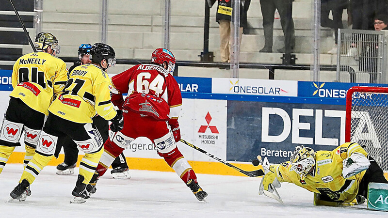 DER MATCHWINNER: Brandon Alderson (Nummer 64) überlistete Löwen-Schlussmann Marco Wölfl nach exakt 36 Sekunden und sicherte den Hausherren in der Zusatzschicht noch den Sieg. So kamen die Landshuter am Wochenende insgesamt wenigstens auf zwei Zähler.