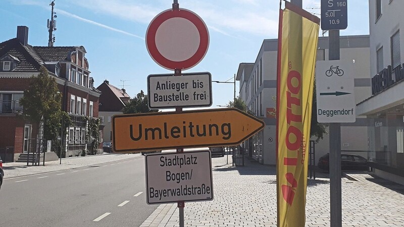 Die Baustelle in Bogen mit den wieder ergänzten Schildern: Die Hinweistafeln für die Radfahrer mussten nach dem Diebstahl extra neu angefertigt werden.