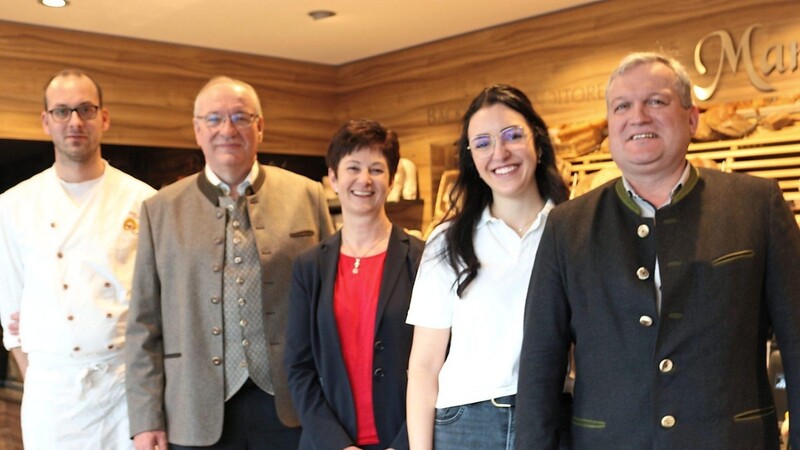 Bei der Betriebsbesichtigung der Bäckerei Holzapfel (v.l.): Martin Holzapfel, Landrat Franz Löffler, Isabella Bauer vom Landratsamt Cham, Nicole Holzapfel sowie Bürgermeister Hans Laumer.