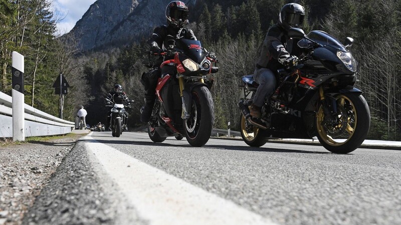 Teilnehmer fahren bei einer Motorrad-Demo auf dem Kesselberg.